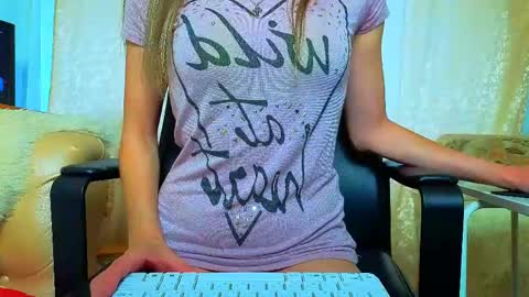 Snapshot of bom_mia_bom chatting on 05.24.26 Mia online show from 05.24.26