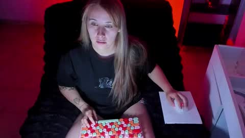 Bonnie Help me reach 500 likes online show from 11.16.25