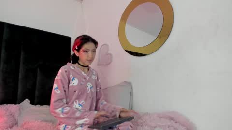 Snapshot of bonniecute_ chatting on 12.28.24 online show from 12.28.24