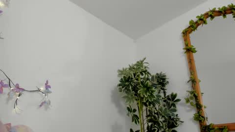 Snapshot of bonniecute_ chatting on 10.12.25 online show from 10.12.25