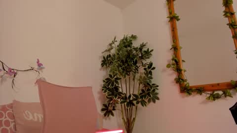 Snapshot of bonniecute_ chatting on 10.23.25 online show from 10.23.25