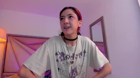 Snapshot of bonniecute_ chatting on 11.12.25 online show from 11.12.25