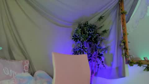 Snapshot of bonniecute_ chatting on 11.22.25 online show from 11.22.25