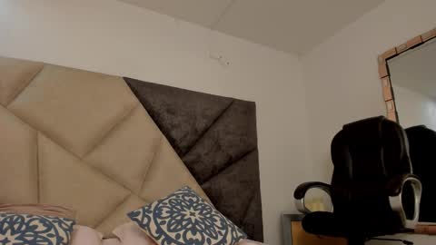 Snapshot of bonniecute_ chatting on 11.26.25 online show from 11.26.25