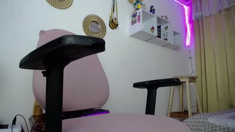 Snapshot of bonny_clyde_xx_ chatting on 01.04.25 Soffy Brooks Independent model online show from 01.04.25