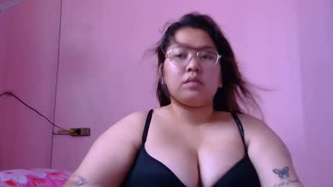 Snapshot of boobsiemarie chatting on 05.22.26 MommyMarie-Singlemom of 2. online show from 05.22.26