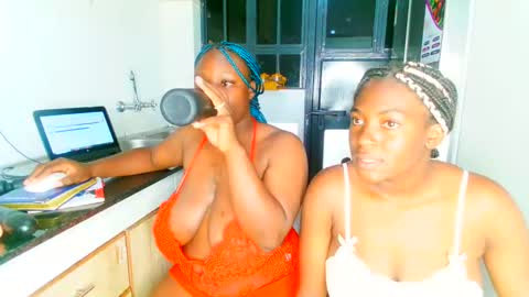 Snapshot of bootylicious_1_ chatting on 02.03.25 vee online show from 02.03.25