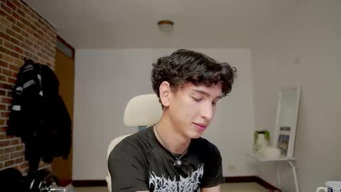 Snapshot of boream_ chatting on 12.18.25 Bream online show from 12.18.25