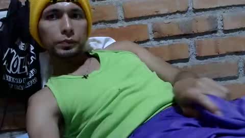 Snapshot of boycumlatino21 chatting on 10.23.25 Boy online show from 10.23.25