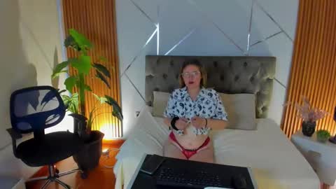 Snapshot of brenda_hertz chatting on 12.16.25 BRENDA online show from 12.16.25