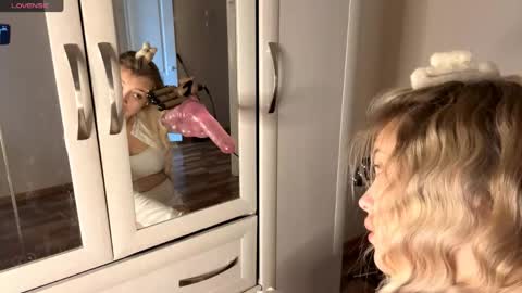 Snapshot of brendelle chatting on 04.21.26 Mia online show from 04.21.26