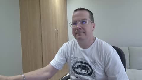 Snapshot of brettdj chatting on 12.20.25 Brett online show from 12.20.25