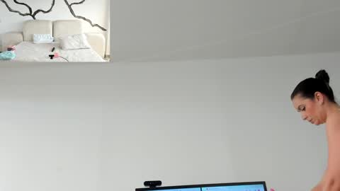    online show from 02.01.25