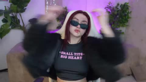 Snapshot of bright_diamonds_054 chatting on 03.09.25 Diamonds Girls online show from 03.09.25