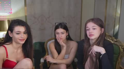 Snapshot of bright_diamonds_054 chatting on 03.11.25 Diamonds Girls online show from 03.11.25