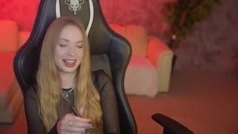 Snapshot of bright_diamonds_054 chatting on 09.19.25 Diamonds Girls online show from 09.19.25