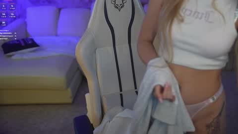 Snapshot of bright_diamonds_054 chatting on 10.11.25 Diamonds Girls online show from 10.11.25