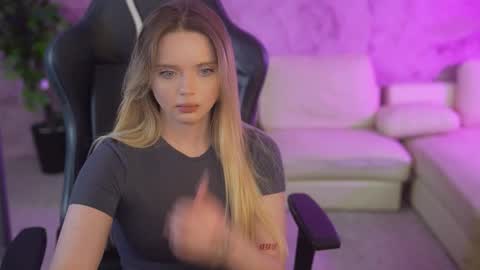 Snapshot of bright_diamonds_054 chatting on 10.17.25 Diamonds Girls online show from 10.17.25