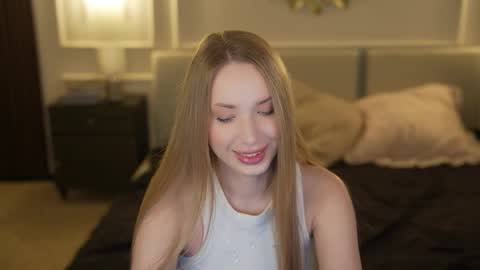 Snapshot of bright_diamonds_054 chatting on 10.25.25 Diamonds Girls online show from 10.25.25