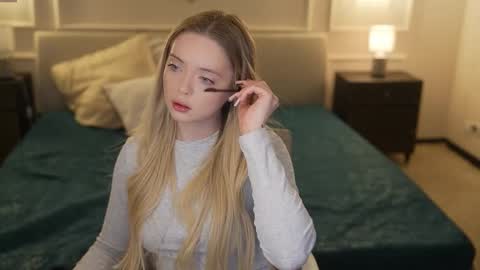 Snapshot of bright_diamonds_054 chatting on 12.14.25 Diamonds Girls online show from 12.14.25