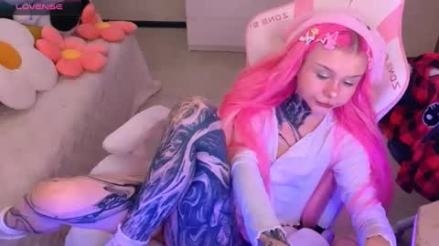 Snapshot of britney_lynch chatting on 10.27.25 Britney online show from 10.27.25