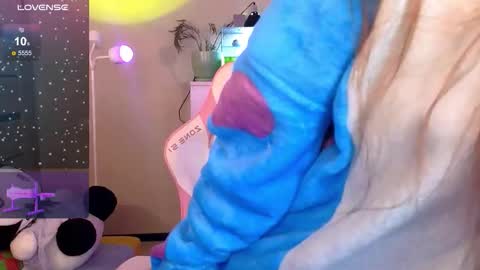 Snapshot of britney_lynch chatting on 12.04.25 Britney online show from 12.04.25