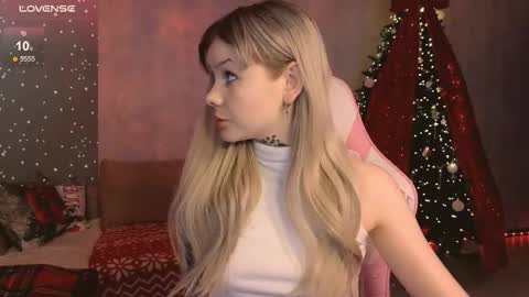 Snapshot of britney_lynch chatting on 12.15.25 Britney online show from 12.15.25