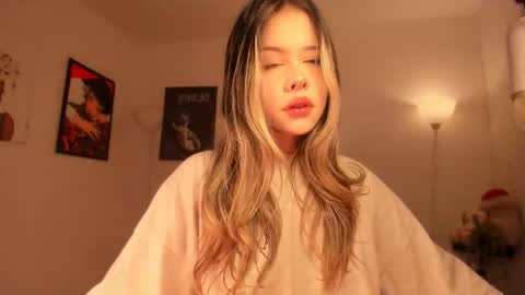 Nat  Independent model  Please help me to reach 200 thumbs up online show from 12.19.25