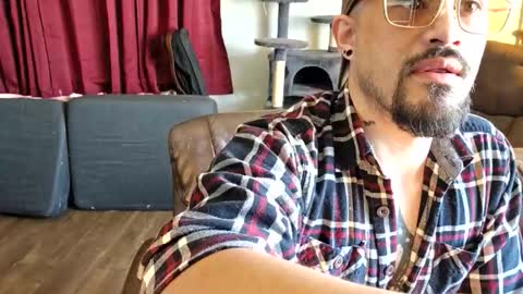 Snapshot of brownboyt chatting on 03.25.26 brownboyt online show from 03.25.26