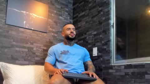 Snapshot of brucedallas chatting on 10.16.25 brucedallas online show from 10.16.25