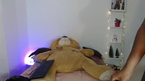 hot online show from 11.28.25