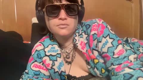 Snapshot of bunbunninjaz chatting on 01.05.25 bunbunninjaz online show from 01.05.25
