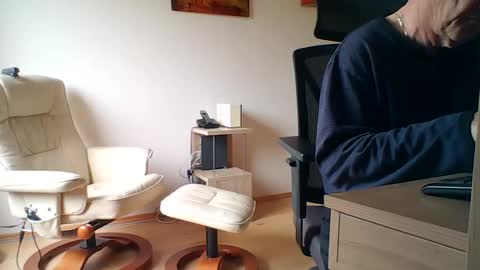 Snapshot of camcologne chatting on 10.31.25 camcologne online show from 10.31.25