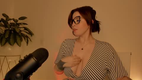 Snapshot of camidoll_10 chatting on 12.22.24 camila online show from 12.22.24