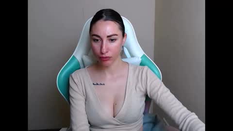 Snapshot of cammila_horn chatting on 05.18.26 cammila horn online show from 05.18.26