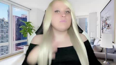 Snapshot of camsmiley chatting on 02.28.25 Miley online show from 02.28.25