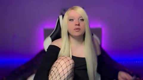 Snapshot of camsmiley chatting on 12.14.25 Miley online show from 12.14.25