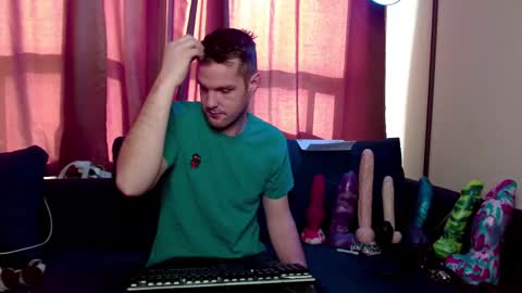 Snapshot of camzlut4u chatting on 02.26.25 mark the Slut online show from 02.26.25