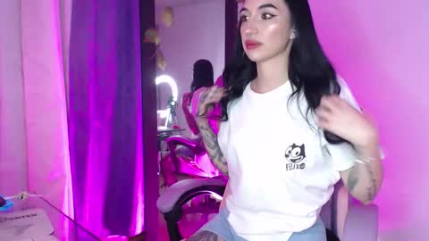 Snapshot of candy_leila3 chatting on 12.18.25 Leila online show from 12.18.25