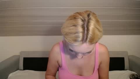 Snapshot of candycathc chatting on 12.14.25 candycathc online show from 12.14.25