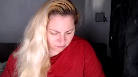 Snapshot of candycream74 chatting on 02.11.25 Laura online show from 02.11.25