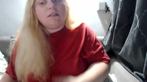 Snapshot of candycream74 chatting on 02.11.25 Laura online show from 02.11.25