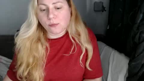 Snapshot of candycream74 chatting on 02.12.25 Laura online show from 02.12.25