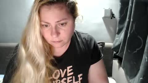 Snapshot of candycream74 chatting on 02.19.25 Laura online show from 02.19.25