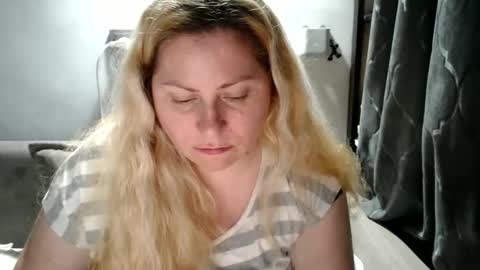Snapshot of candycream74 chatting on 03.01.25 Laura online show from 03.01.25