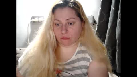 Snapshot of candycream74 chatting on 03.04.25 Laura online show from 03.04.25