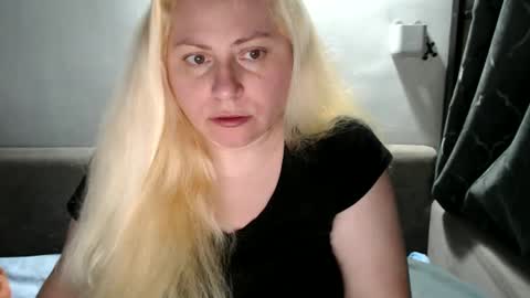 Snapshot of candycream74 chatting on 03.10.25 Laura online show from 03.10.25