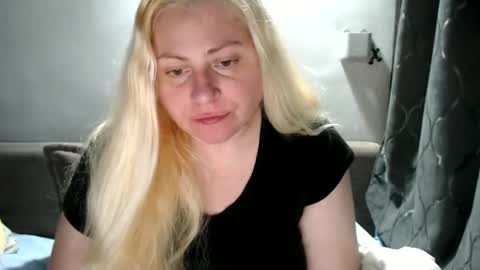 Snapshot of candycream74 chatting on 03.12.25 Laura online show from 03.12.25