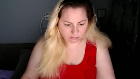Snapshot of candycream74 chatting on 09.11.25 Laura online show from 09.11.25