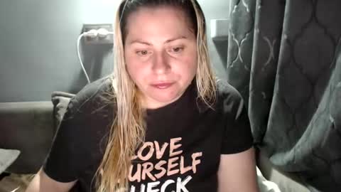 Snapshot of candycream74 chatting on 10.11.25 Laura online show from 10.11.25